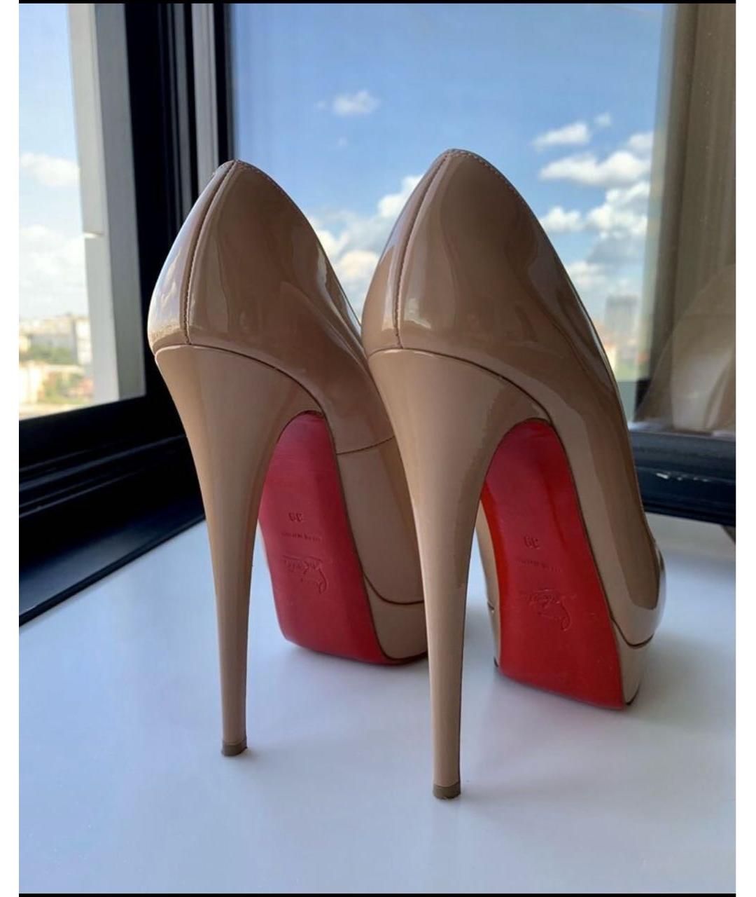 CHRISTIAN LOUBOUTIN Бежевые туфли из лакированной кожи, фото 4
