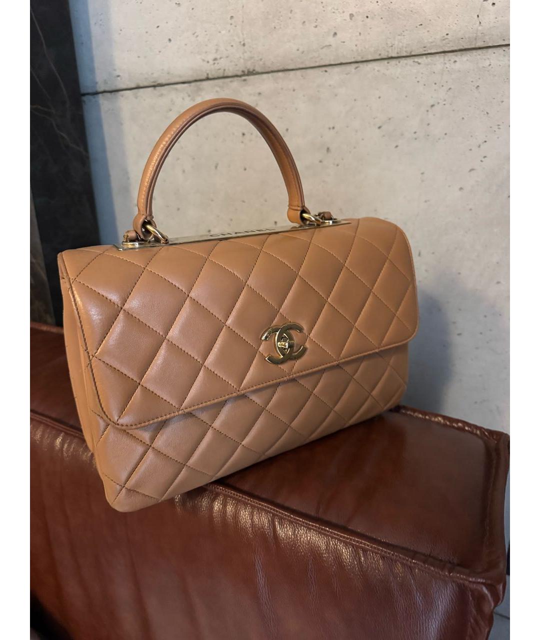CHANEL Бежевая кожаная сумка с короткими ручками, фото 5