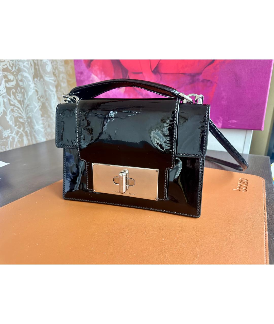 MARC JACOBS Черная сумка с короткими ручками из лакированной кожи, фото 8