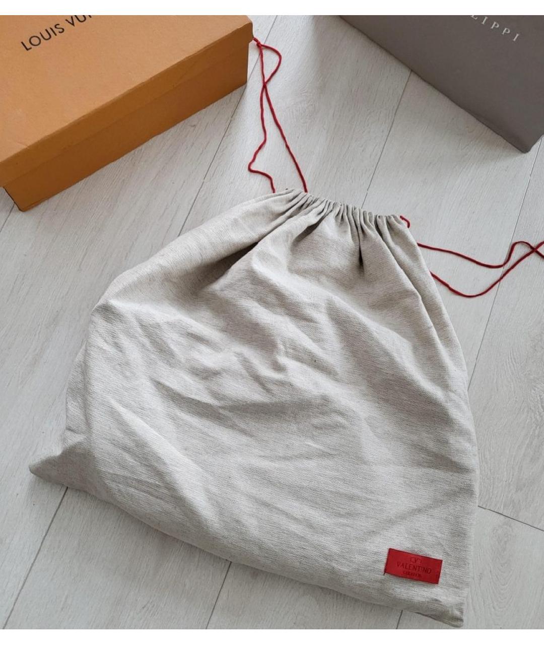 VALENTINO Черная сумка с короткими ручками из лакированной кожи, фото 5