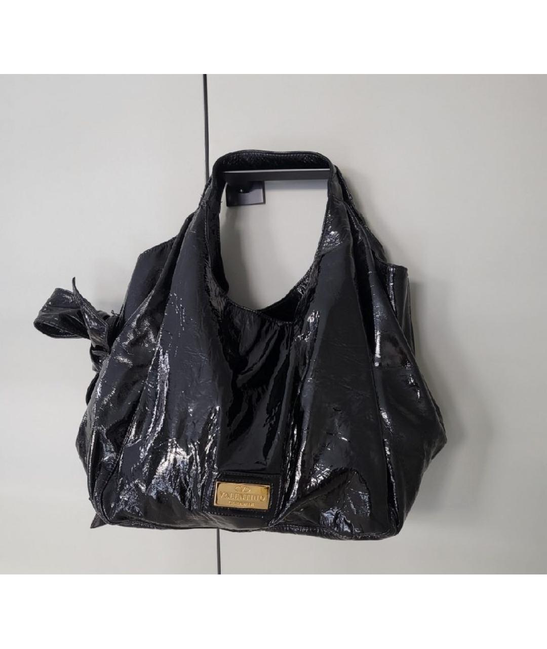 VALENTINO Черная сумка с короткими ручками из лакированной кожи, фото 9