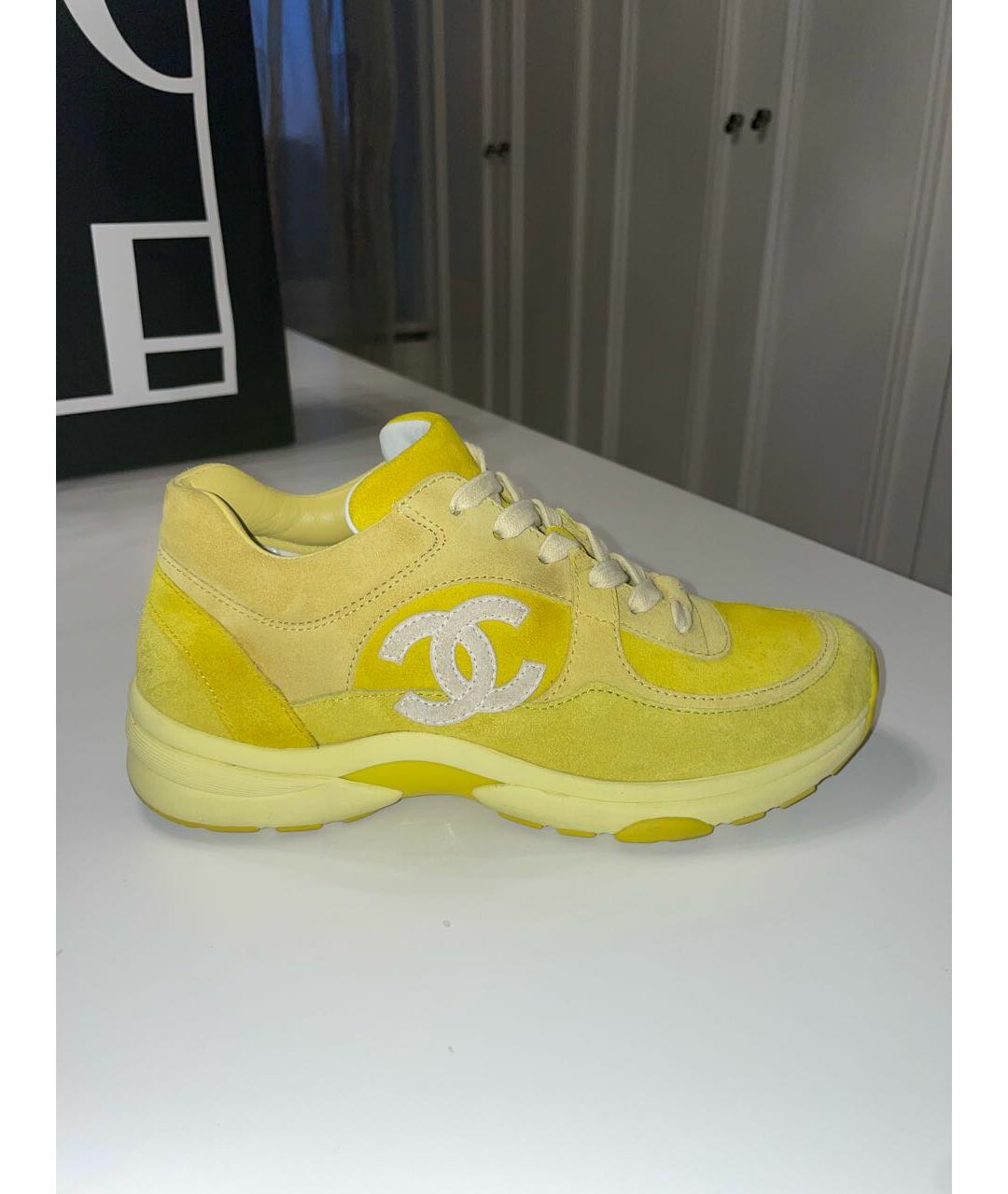 CHANEL PRE-OWNED Желтые замшевые кроссовки, фото 4
