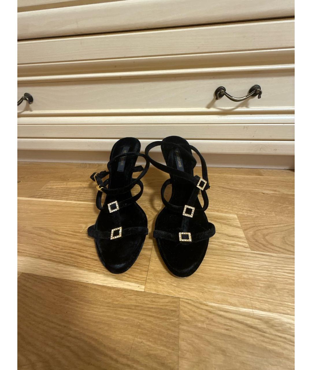 ROBERTO CAVALLI Черные бархатные босоножки, фото 2