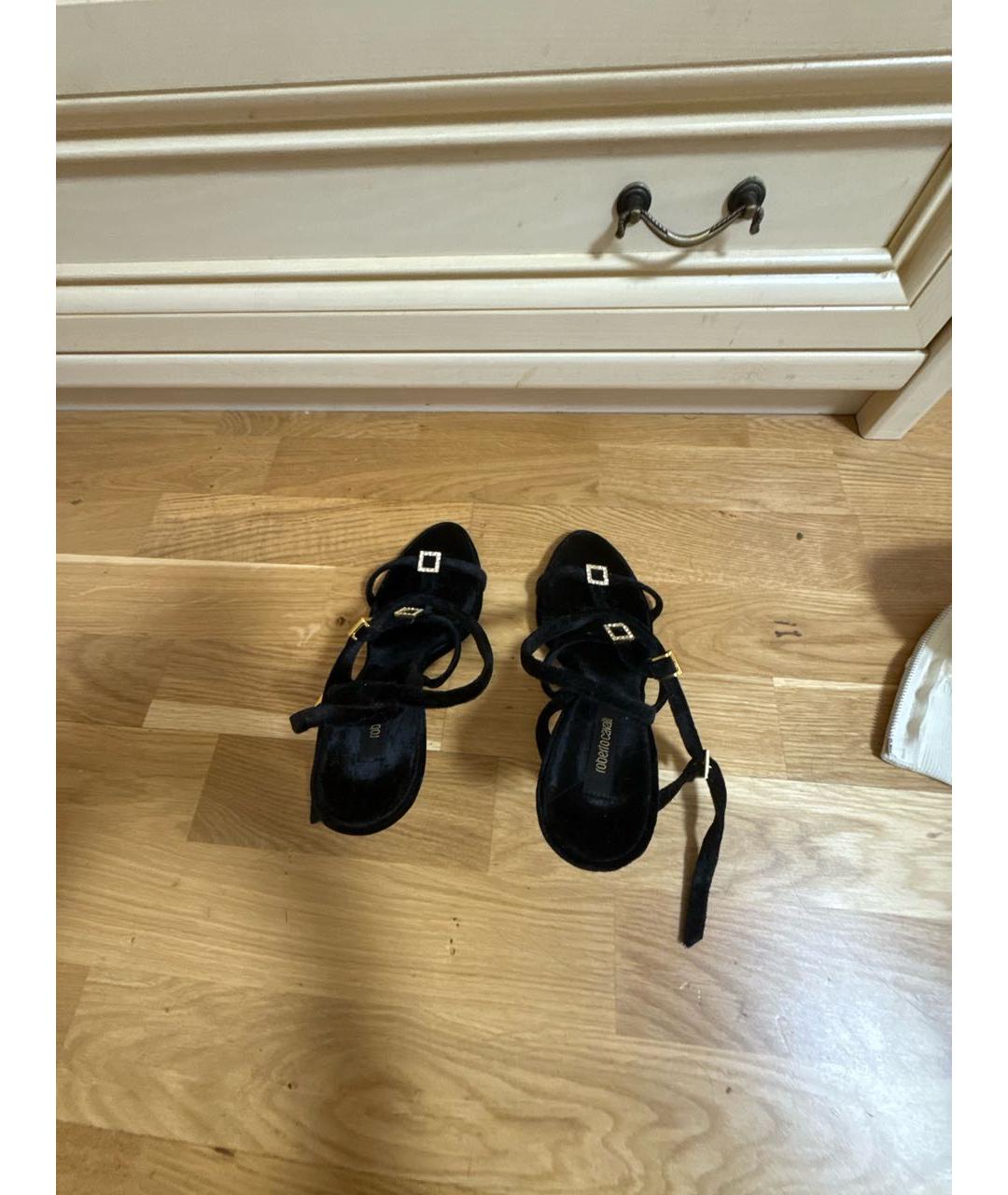 ROBERTO CAVALLI Черные бархатные босоножки, фото 3