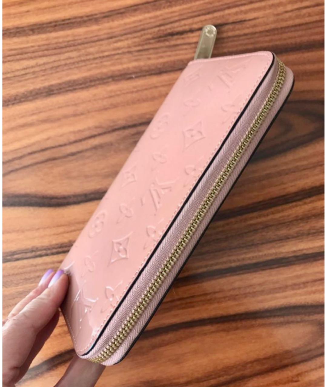 LOUIS VUITTON Коралловый кошелек из лакированной кожи, фото 2