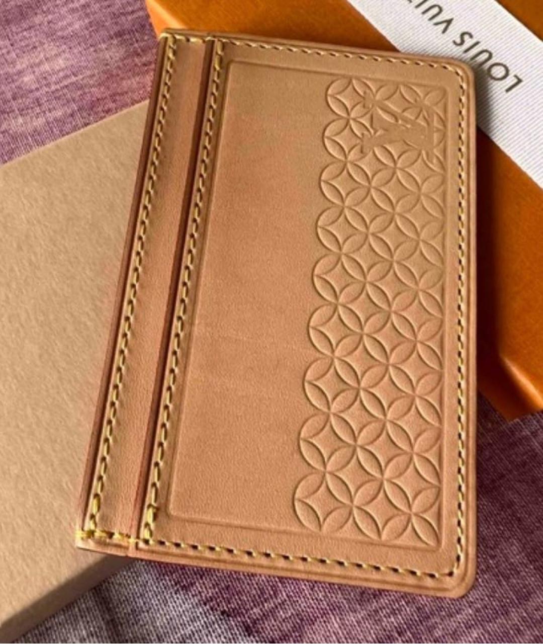 LOUIS VUITTON Бежевый кожаный кардхолдер, фото 3
