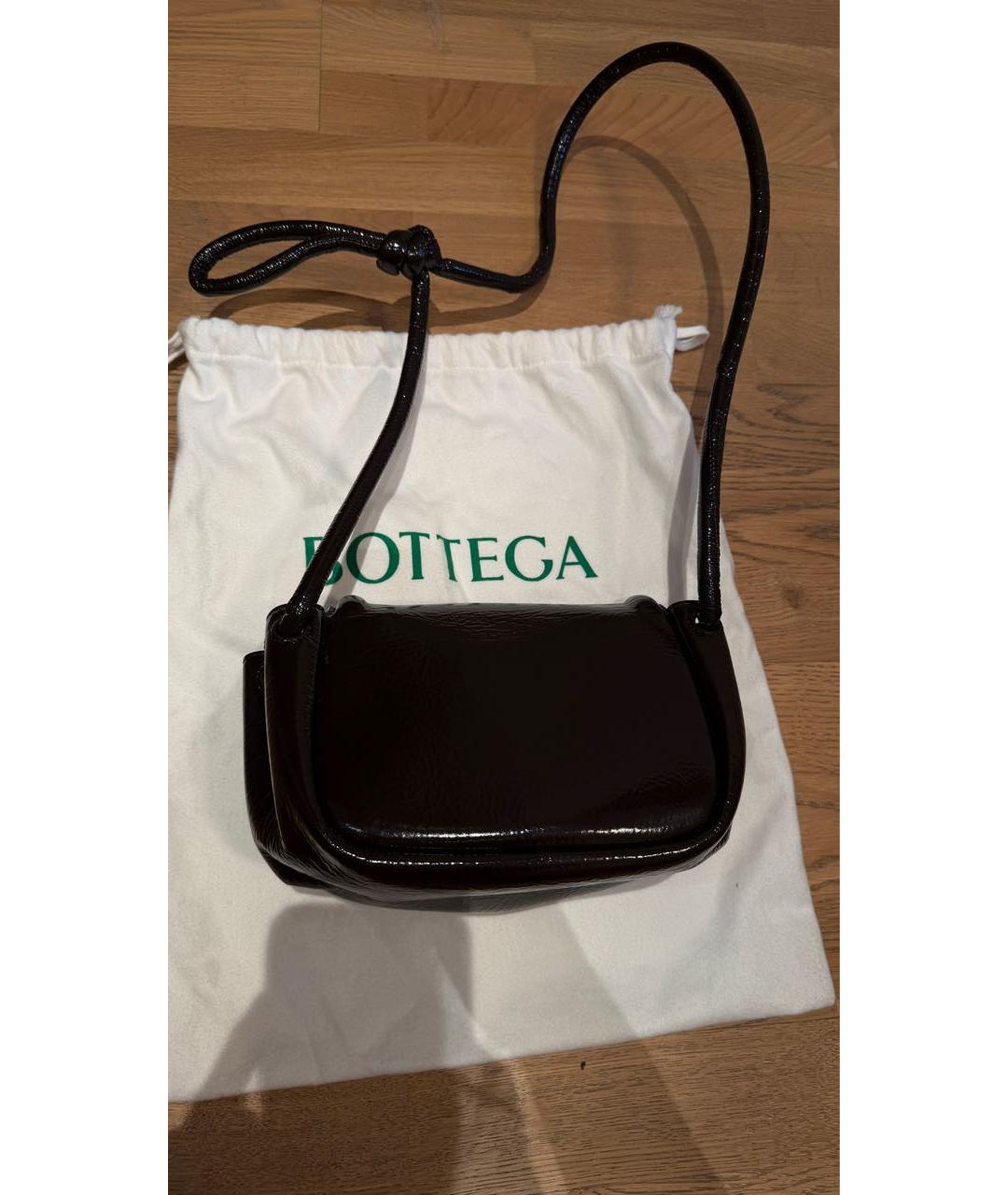 BOTTEGA VENETA Коричневая сумка через плечо из лакированной кожи, фото 2