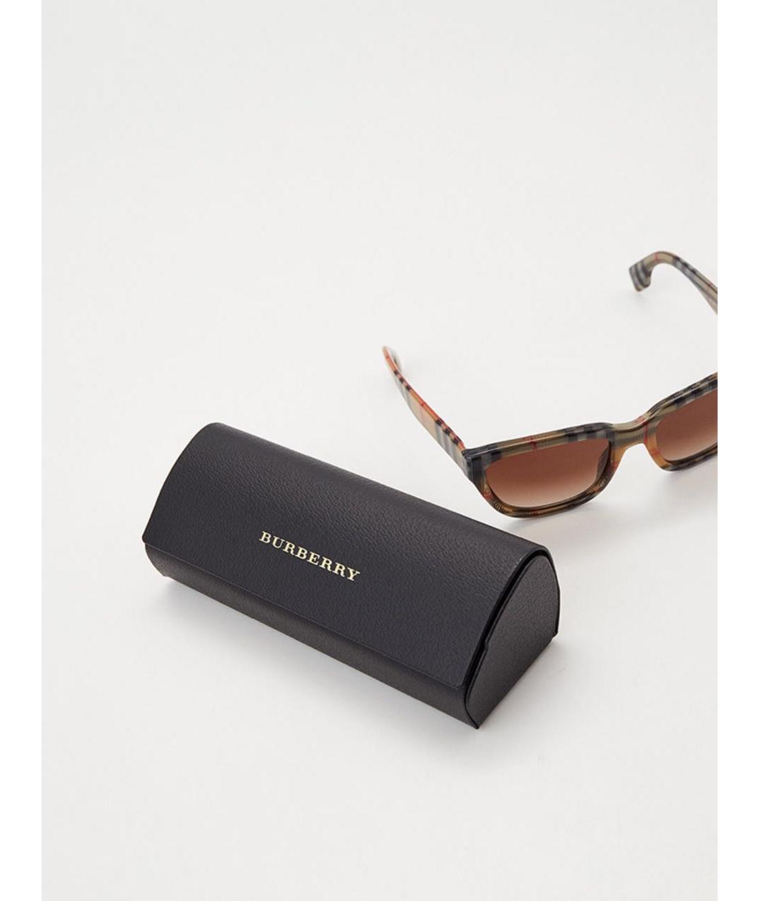 BURBERRY Бежевые пластиковые солнцезащитные очки, фото 4