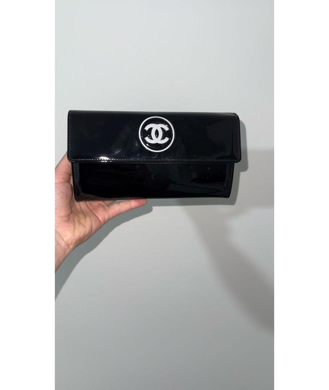 CHANEL Черный кошелек из лакированной кожи, фото 9