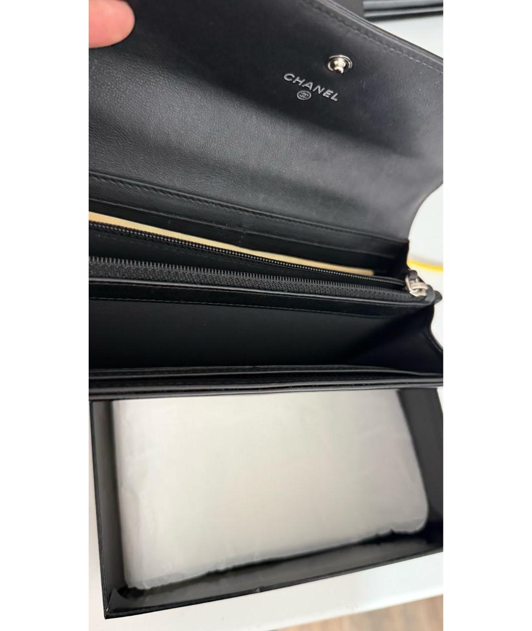 CHANEL Черный кошелек из лакированной кожи, фото 7