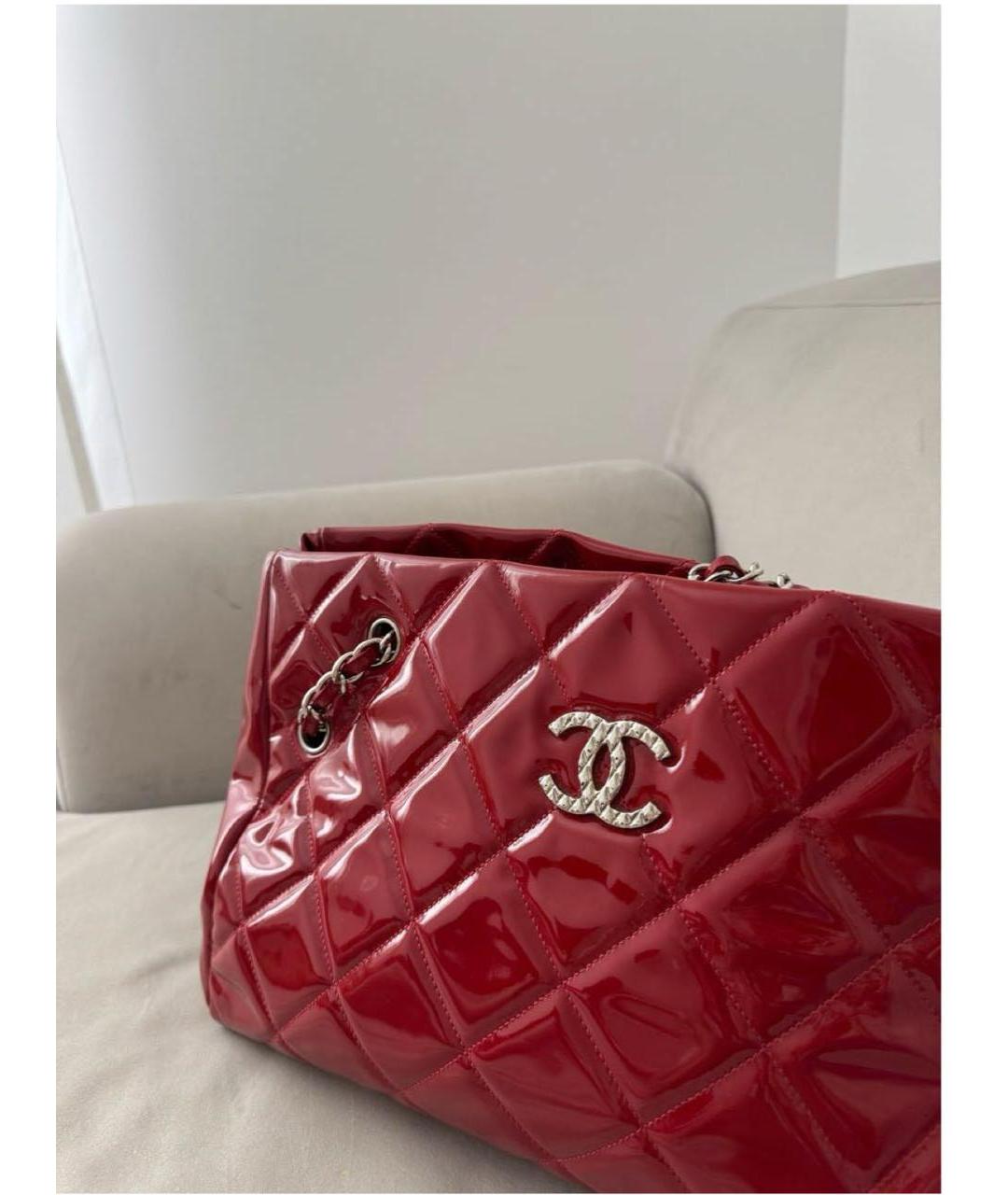 CHANEL Красная сумка тоут из лакированной кожи, фото 4