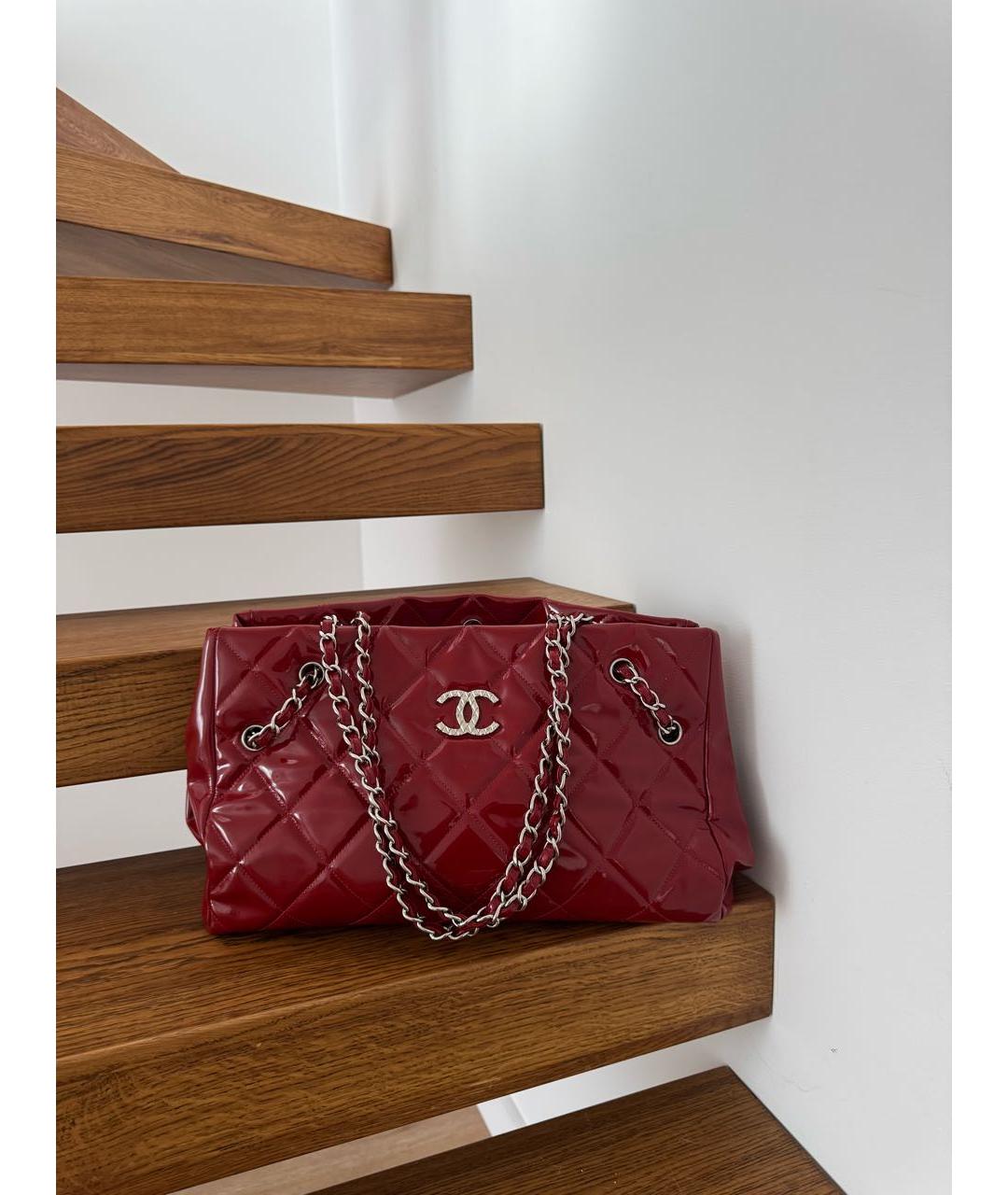 CHANEL Красная сумка тоут из лакированной кожи, фото 3