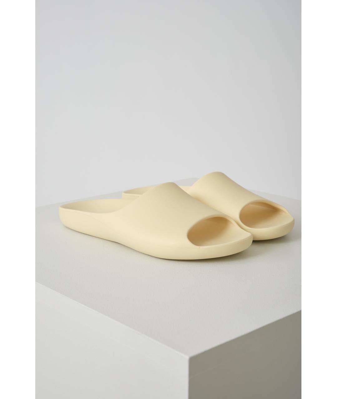 THE ROW Желтые резиновые сандалии, фото 7