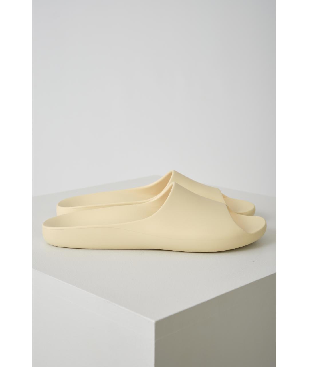 THE ROW Желтые резиновые сандалии, фото 2