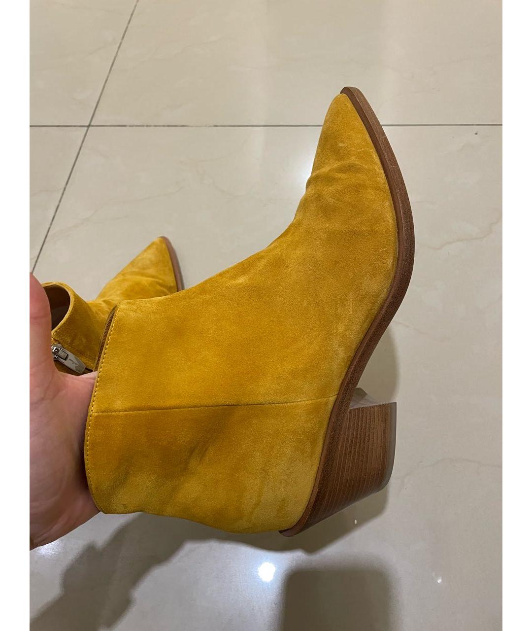 GIANVITO ROSSI Горчичные замшевые ботильоны, фото 6