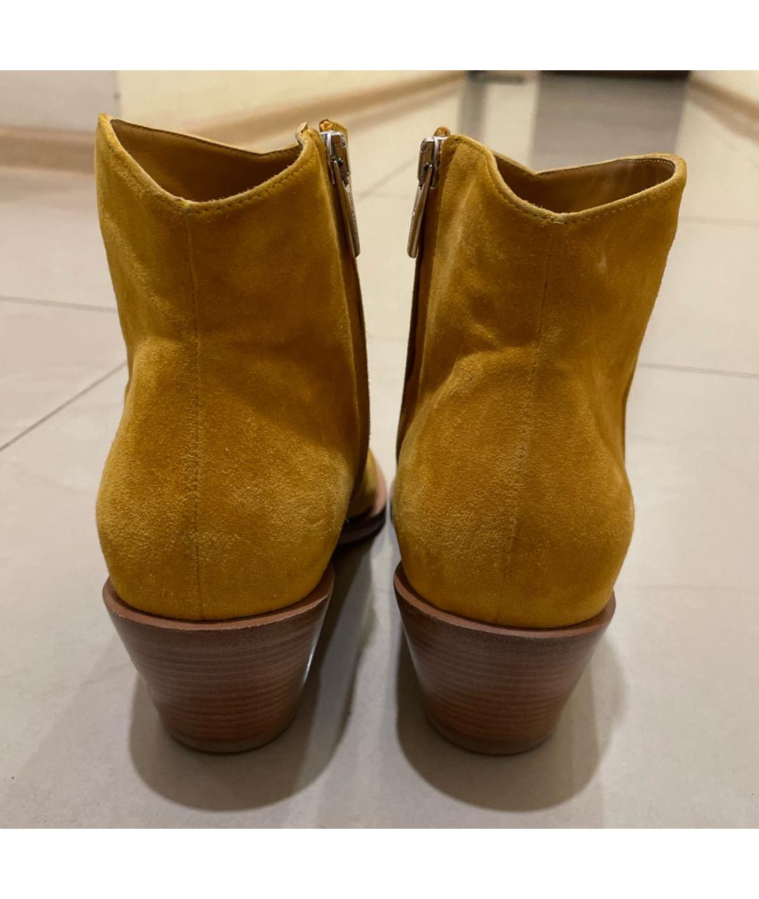 GIANVITO ROSSI Горчичные замшевые ботильоны, фото 4