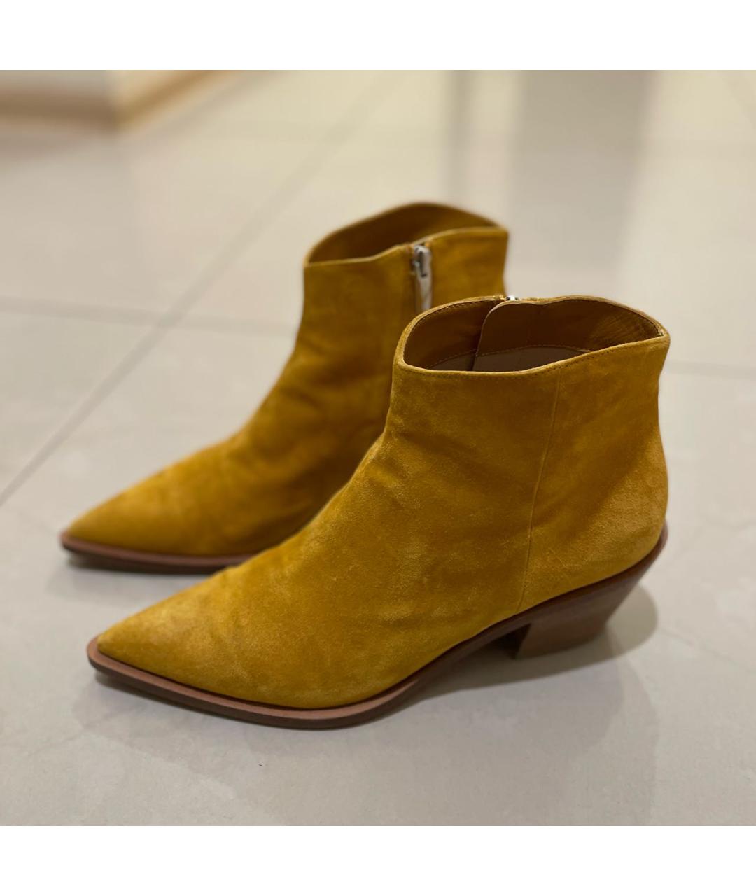 GIANVITO ROSSI Горчичные замшевые ботильоны, фото 9