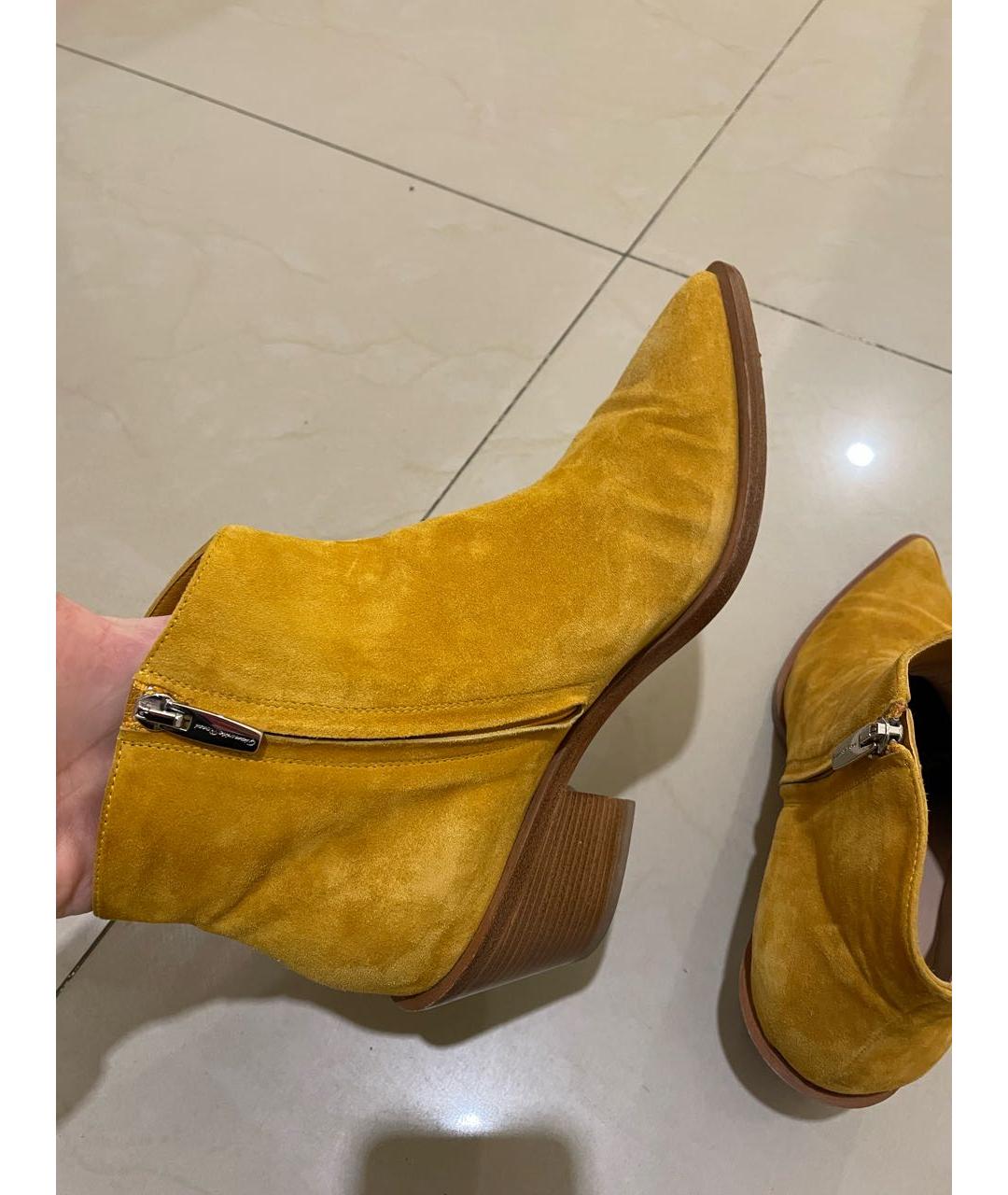 GIANVITO ROSSI Горчичные замшевые ботильоны, фото 5