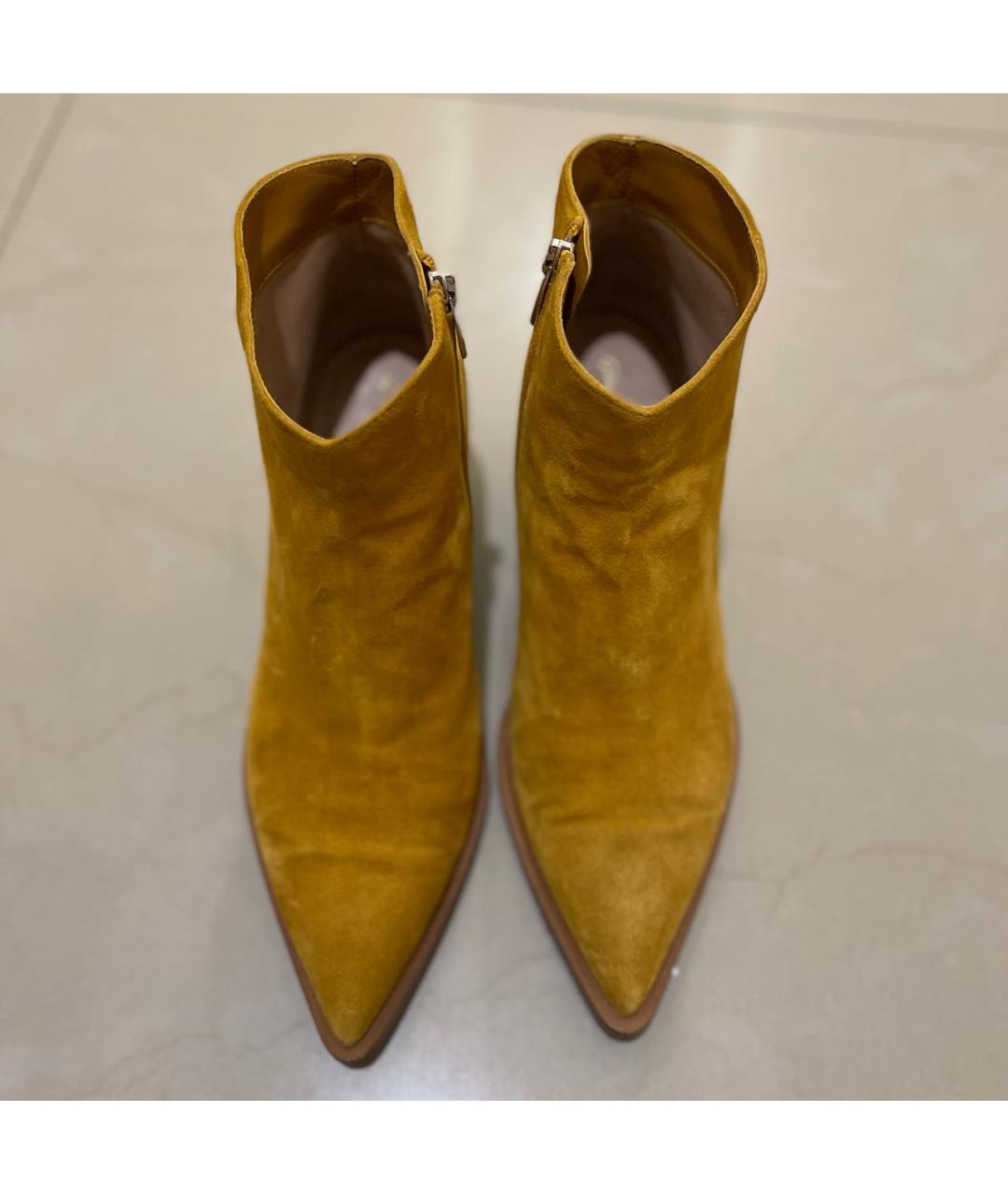 GIANVITO ROSSI Горчичные замшевые ботильоны, фото 3