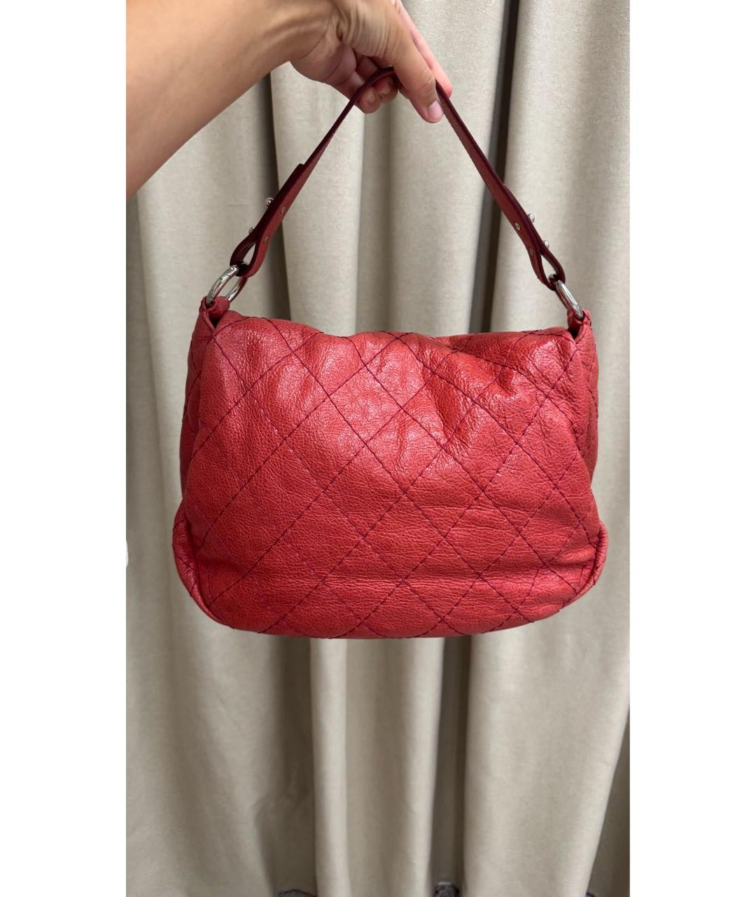 CHANEL Красная кожаная сумка с короткими ручками, фото 2