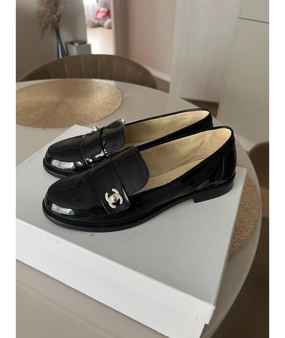 CHANEL Черные лоферы из лакированной кожи, фото 2