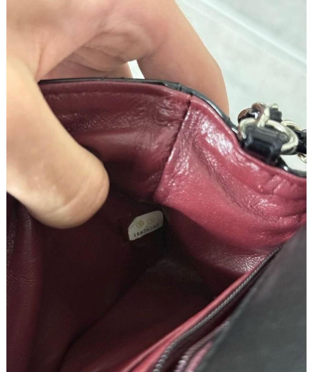 CHANEL Черная сумка через плечо из лакированной кожи, фото 4