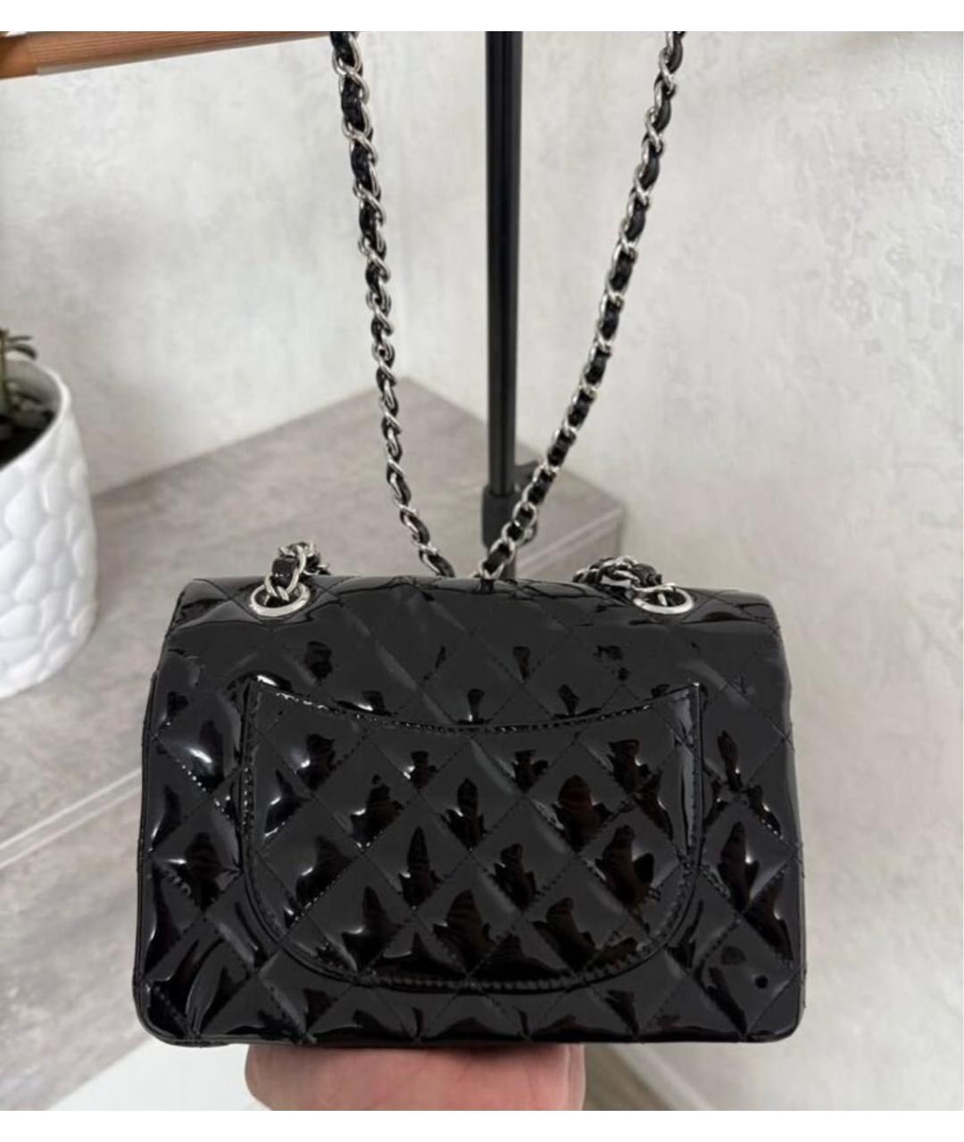 CHANEL Черная сумка через плечо из лакированной кожи, фото 2