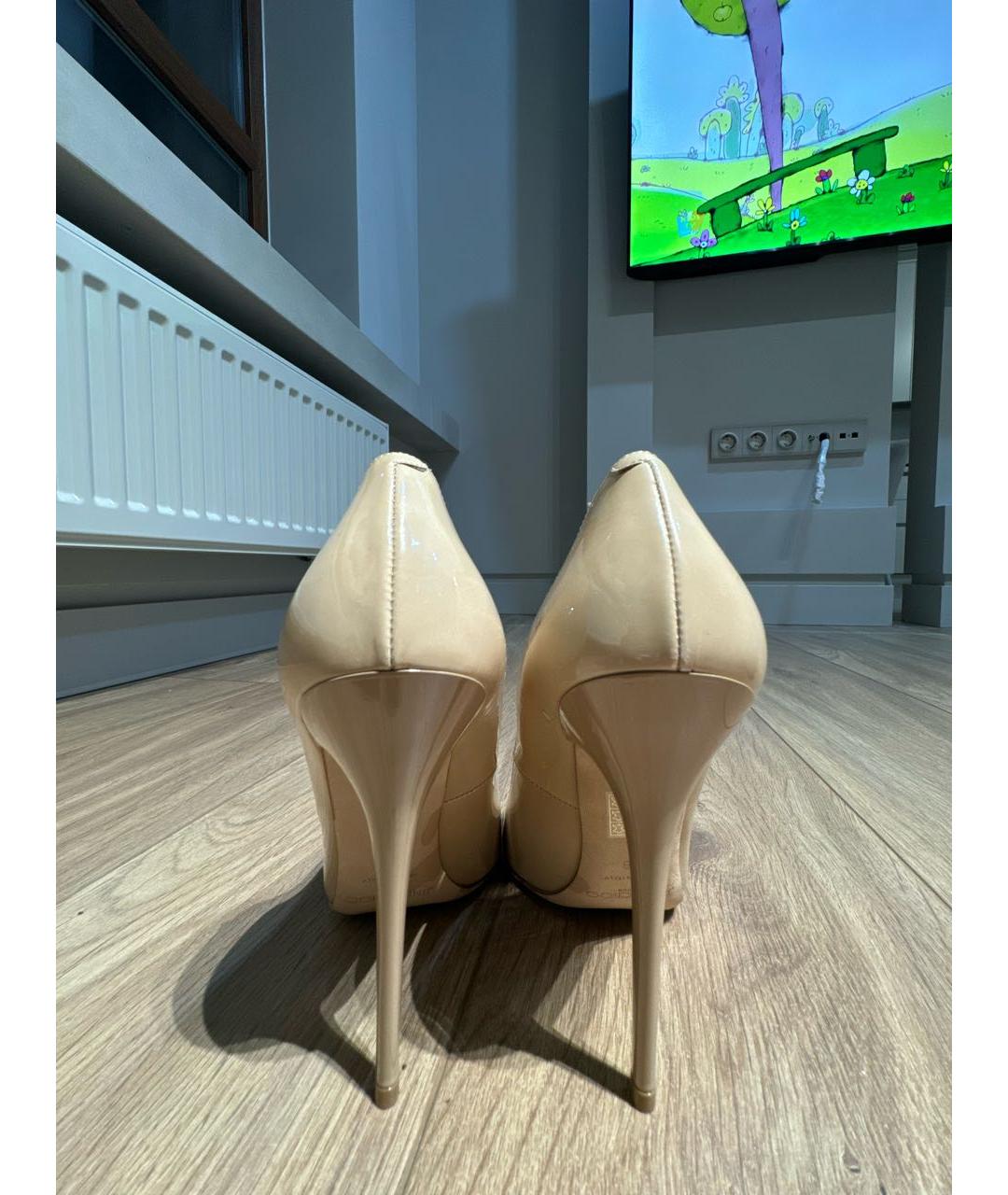 JIMMY CHOO Бежевые туфли из лакированной кожи, фото 4