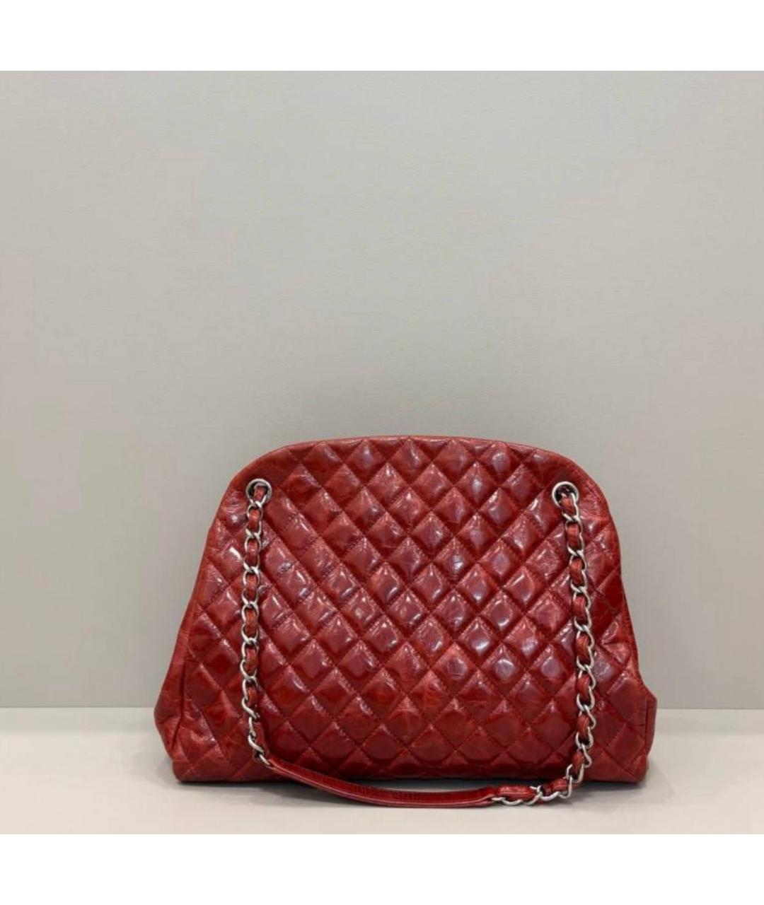 CHANEL Красная сумка через плечо из лакированной кожи, фото 2