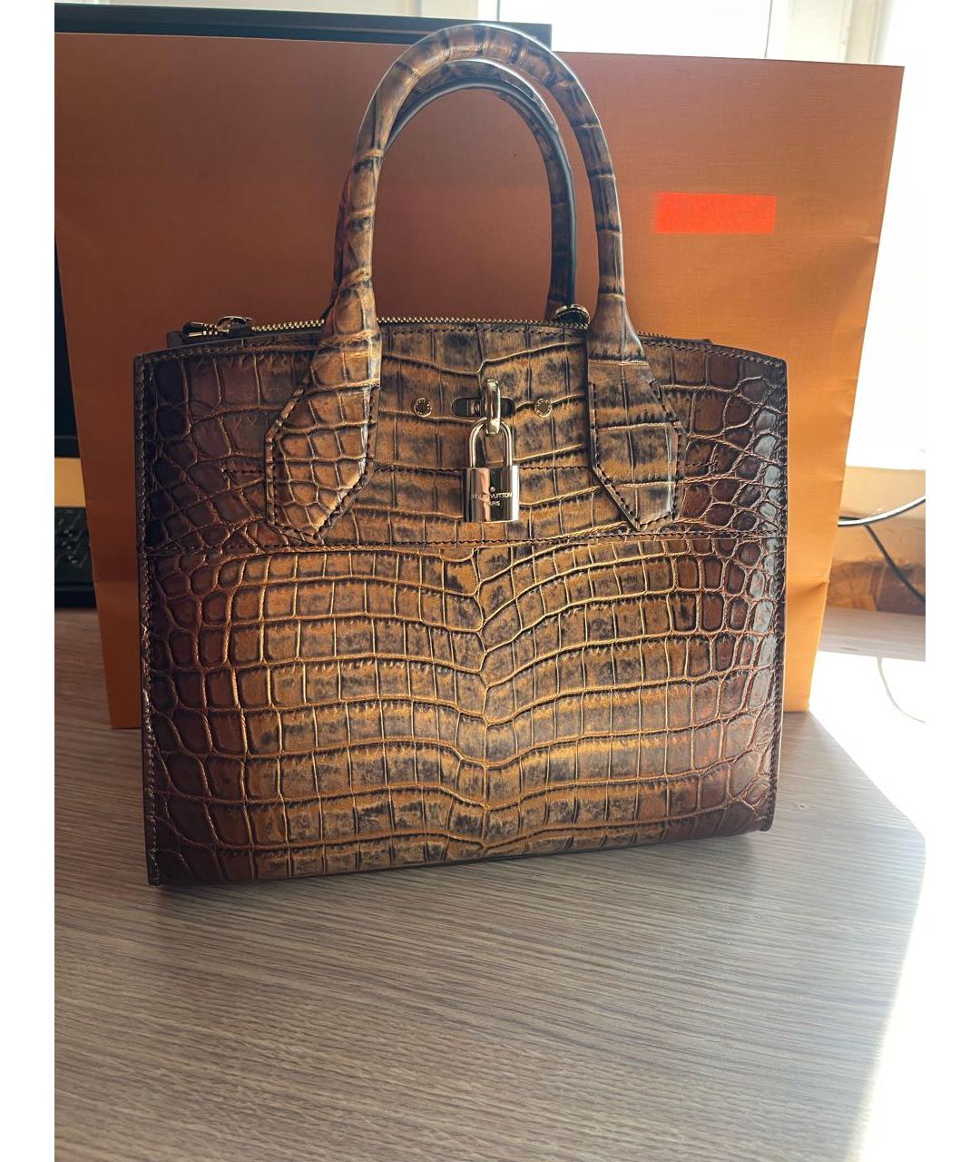 LOUIS VUITTON Коричневая сумка с короткими ручками из экзотической кожи, фото 9