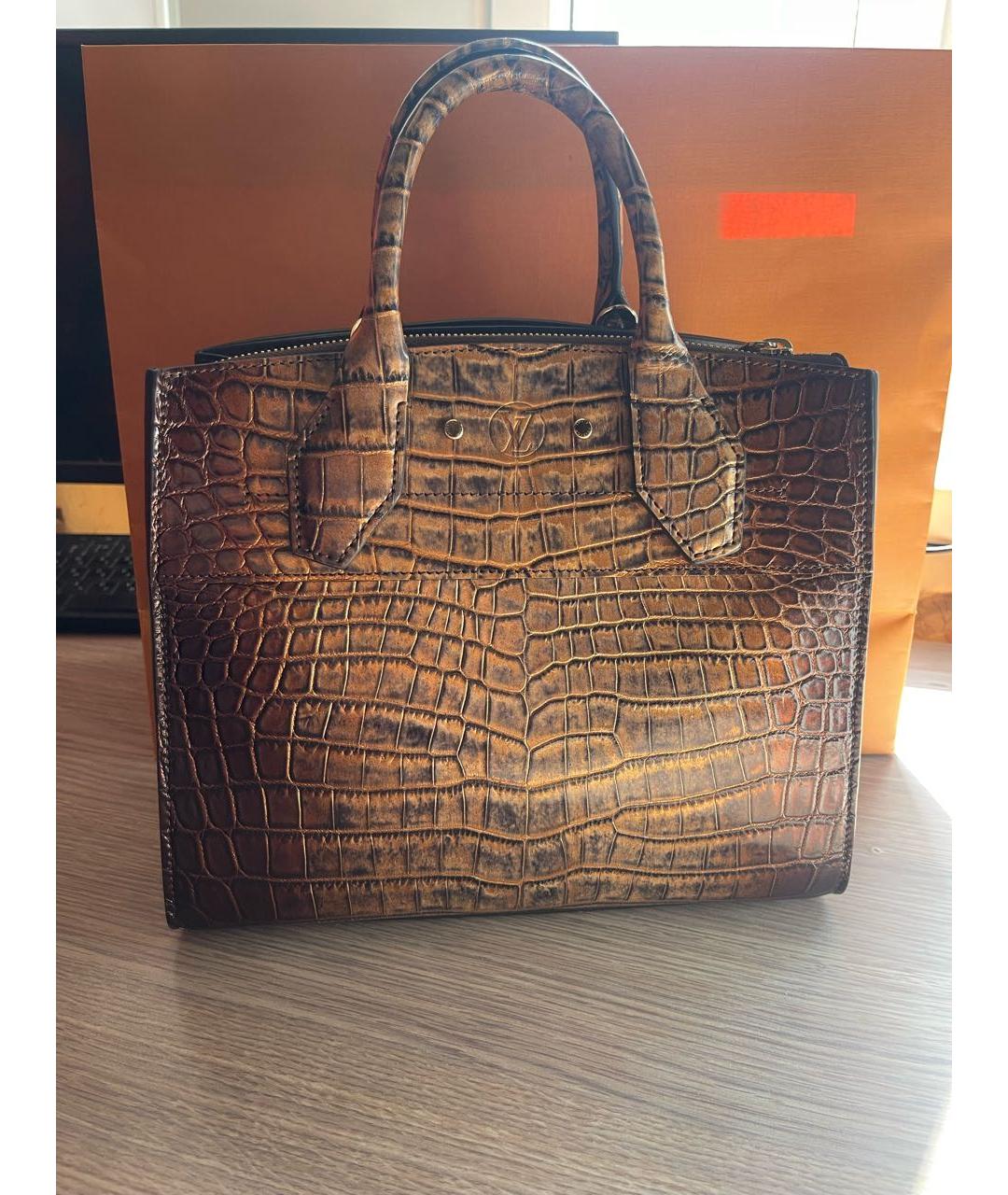 LOUIS VUITTON Коричневая сумка с короткими ручками из экзотической кожи, фото 3