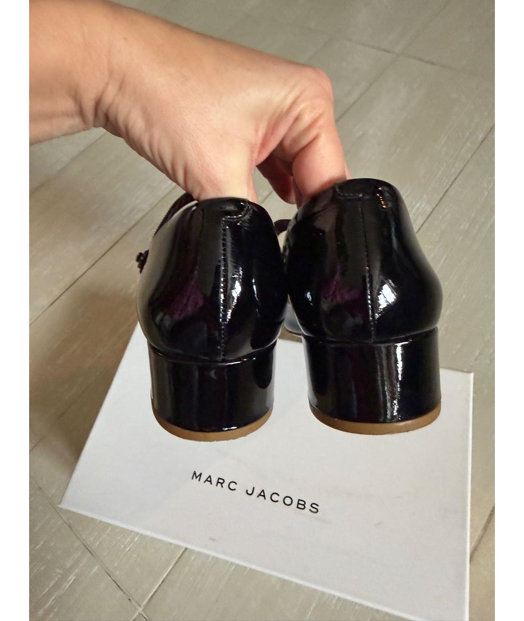 MARC JACOBS Черные лодочки на низком каблуке из лакированной кожи, фото 4