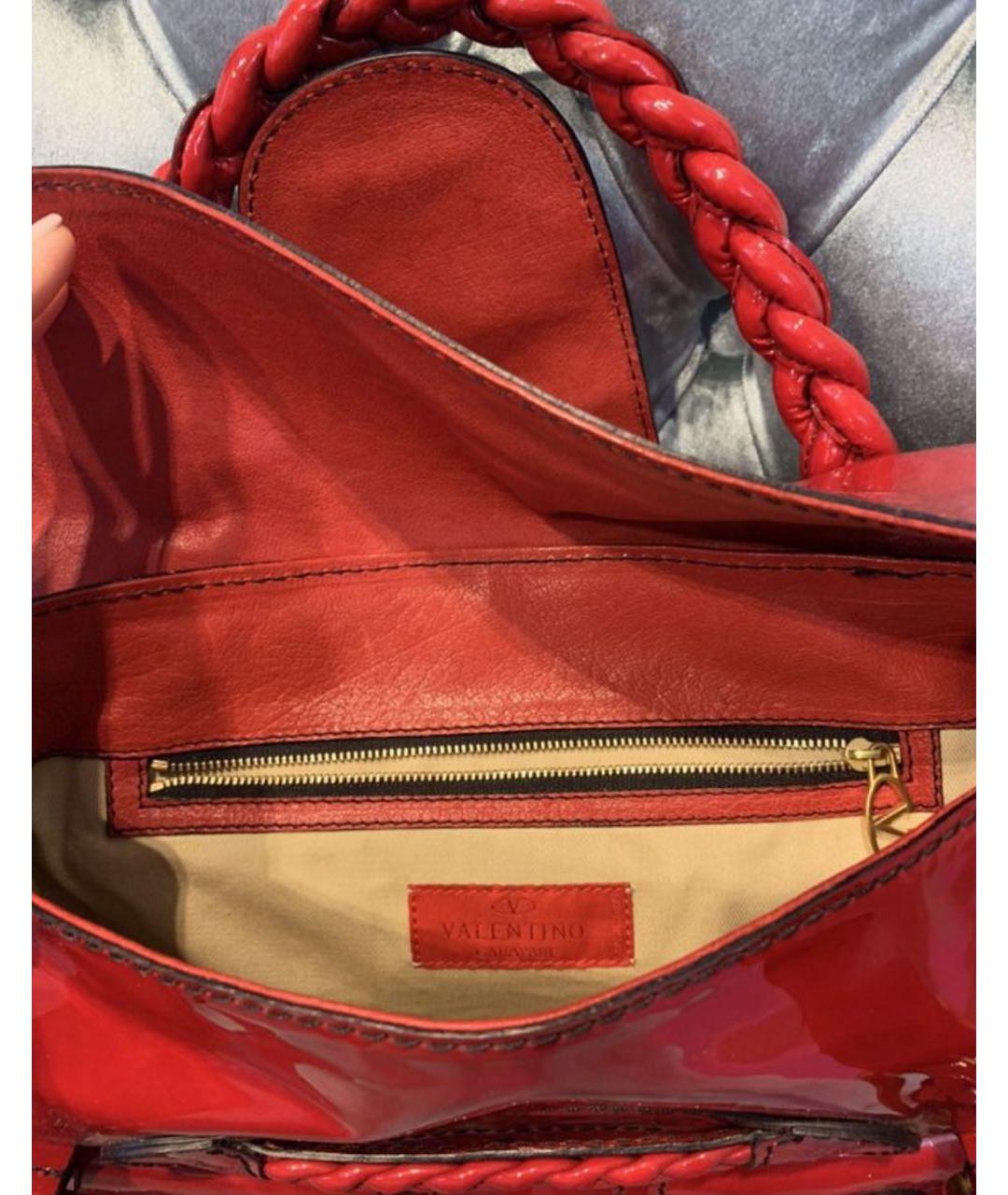 RED VALENTINO Красная сумка с короткими ручками из лакированной кожи, фото 4