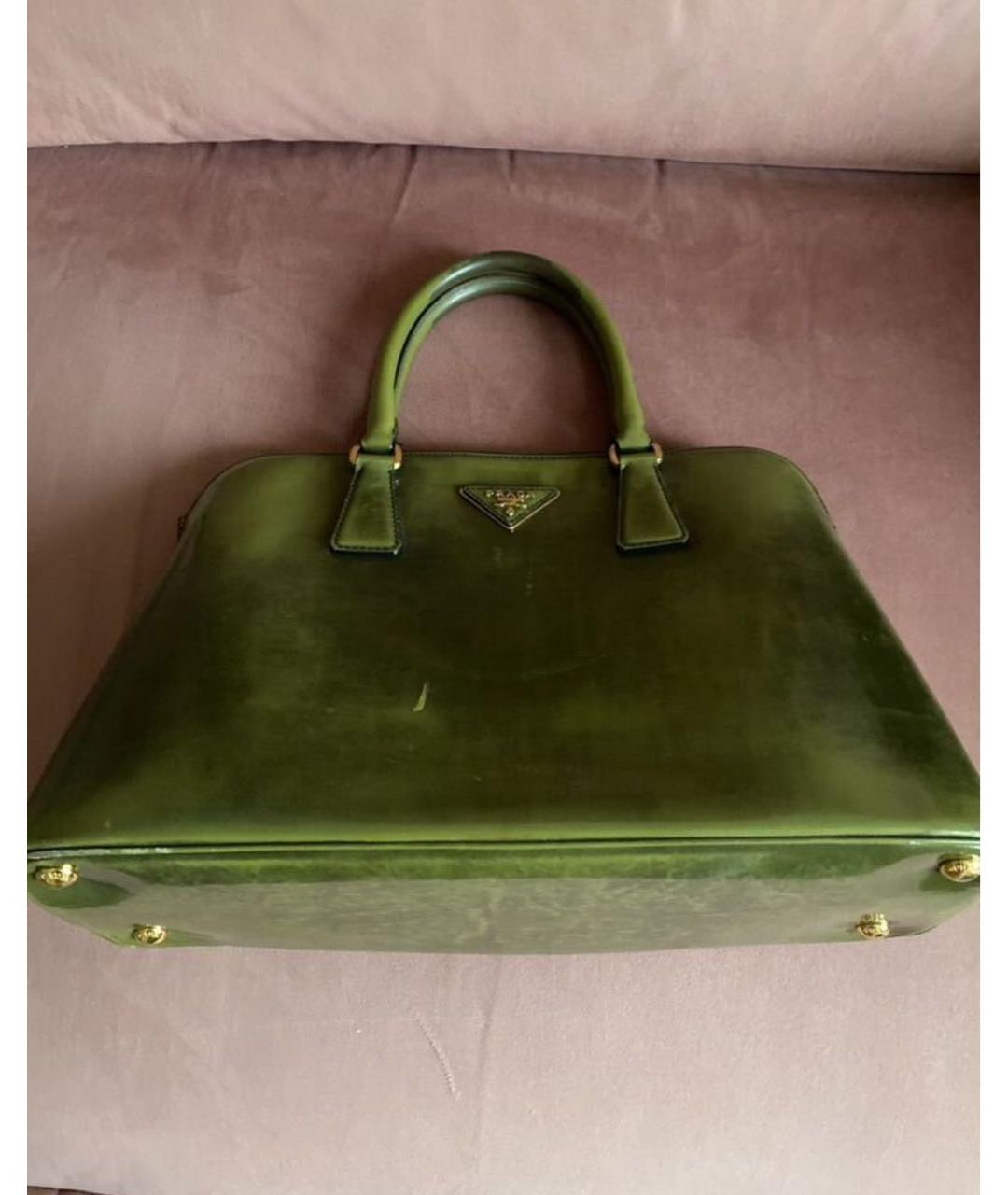 PRADA Зеленая сумка тоут из лакированной кожи, фото 3