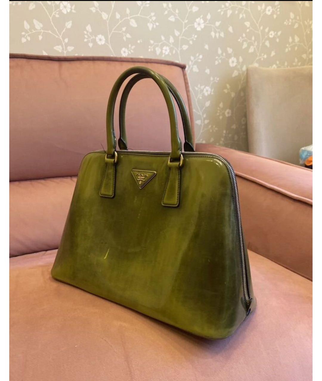 PRADA Зеленая сумка тоут из лакированной кожи, фото 5
