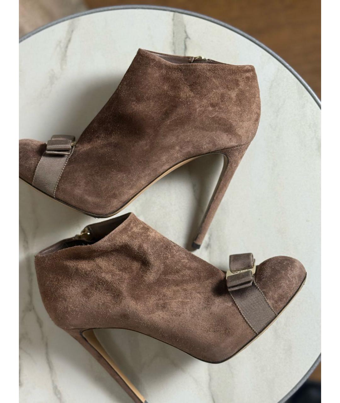 FERRAGAMO Коричневые замшевые ботильоны, фото 8