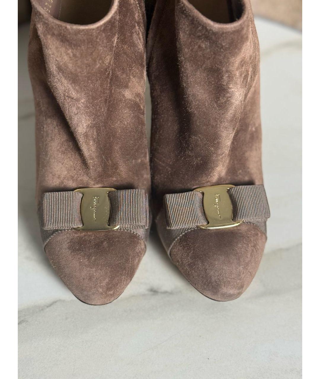 FERRAGAMO Коричневые замшевые ботильоны, фото 2