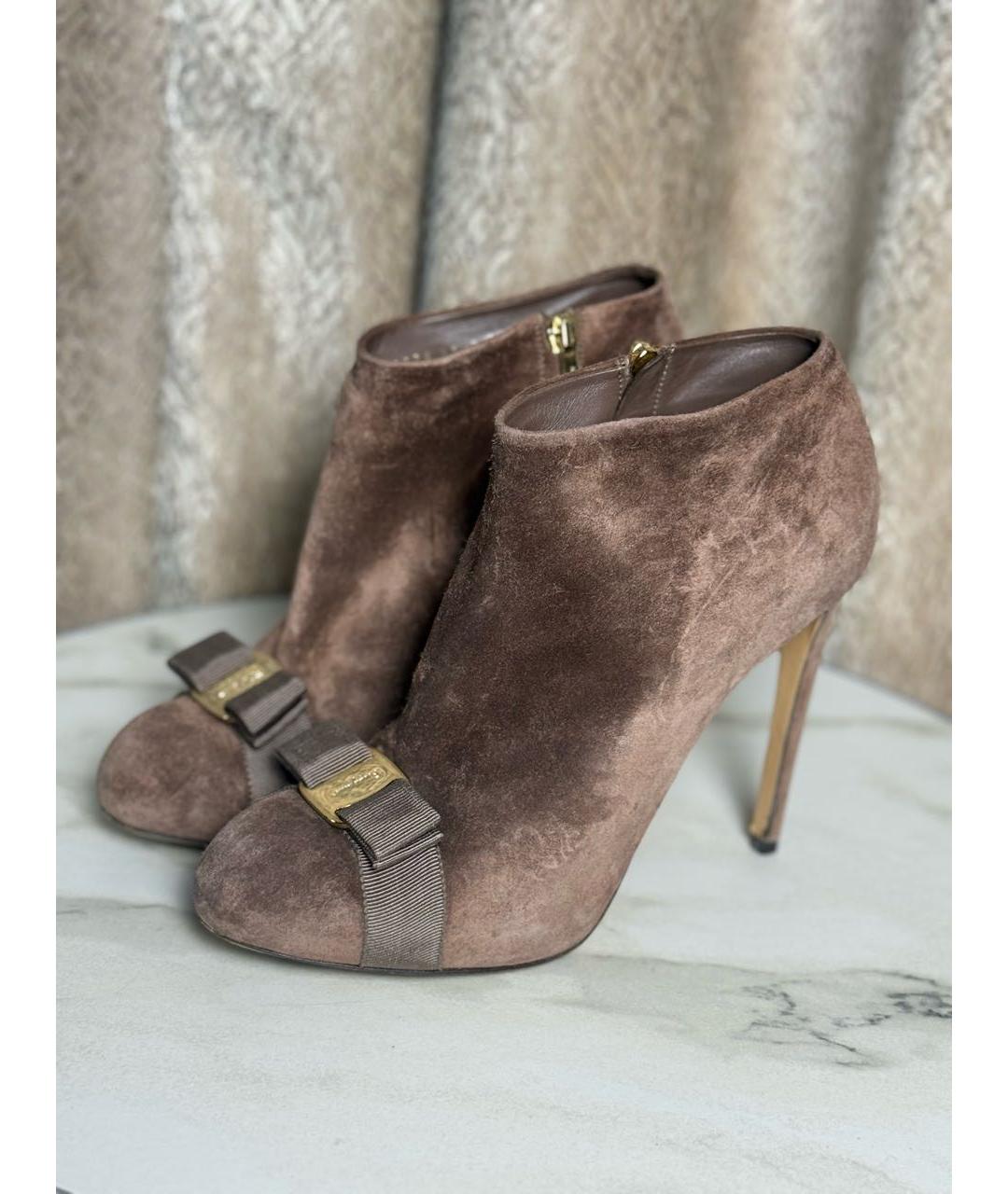FERRAGAMO Коричневые замшевые ботильоны, фото 9