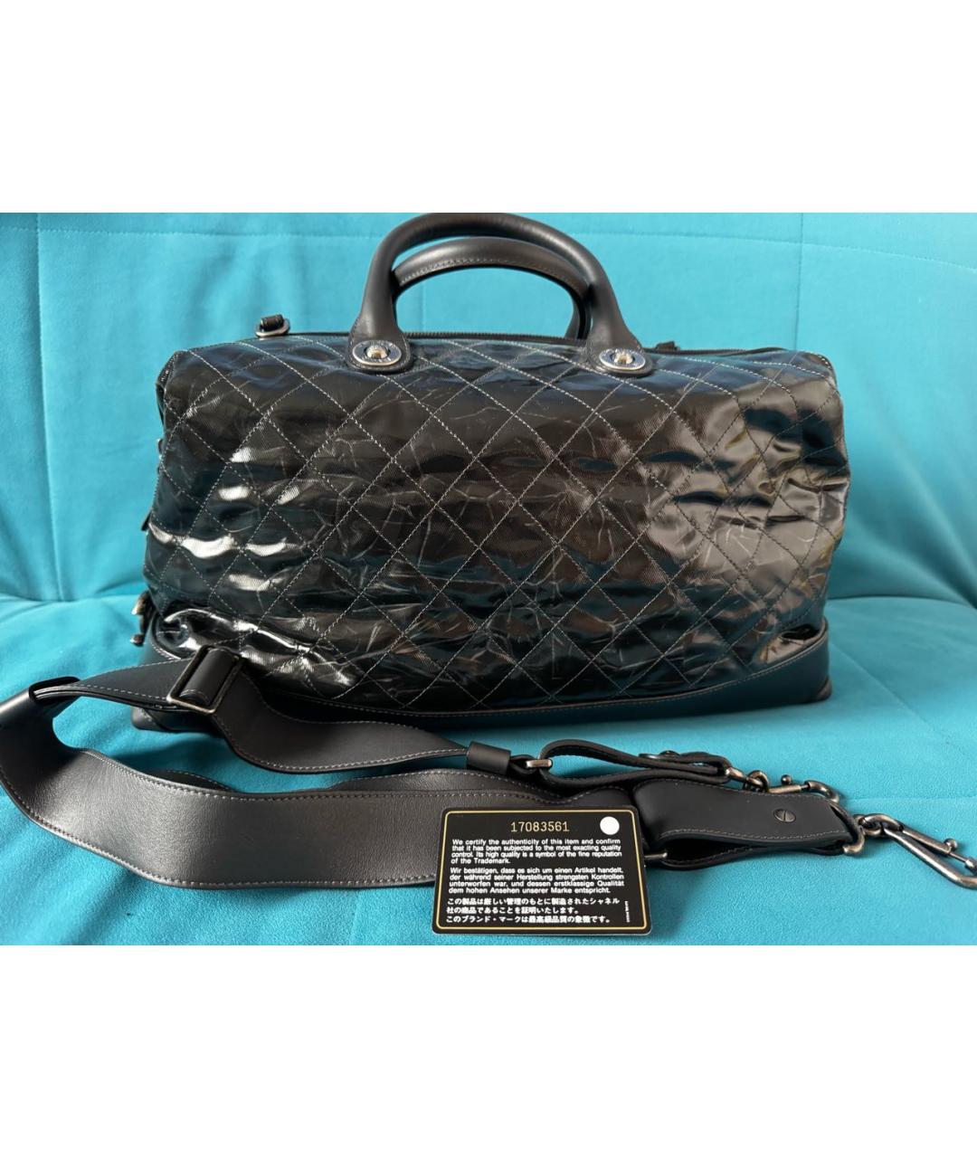 CHANEL Антрацитовая дорожная/спортивная сумка из лакированной кожи, фото 4