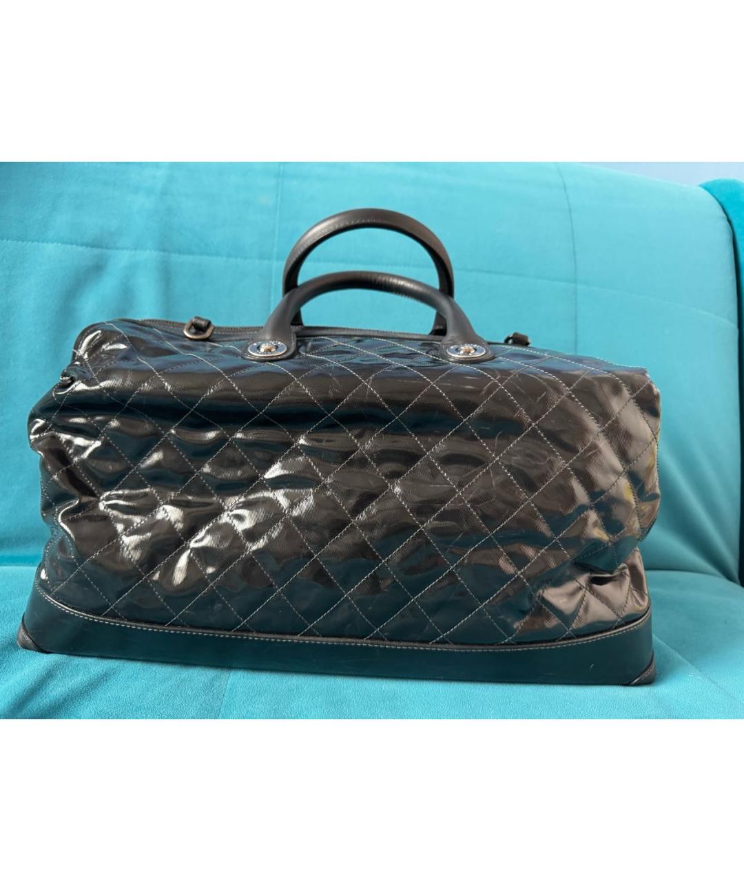 CHANEL Антрацитовая дорожная/спортивная сумка из лакированной кожи, фото 5