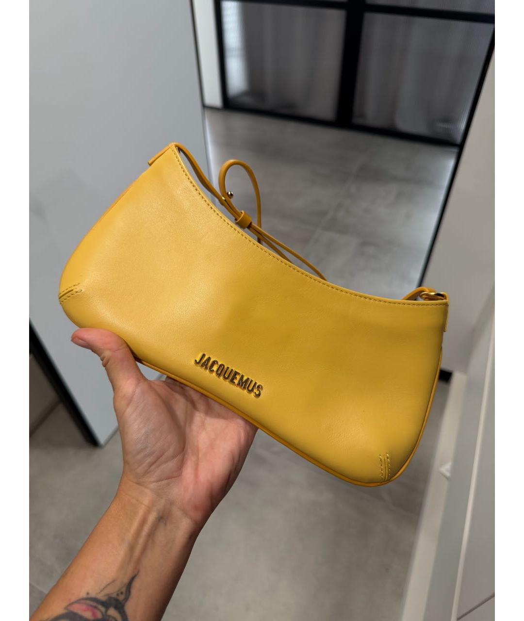 JACQUEMUS Желтая кожаная сумка с короткими ручками, фото 6