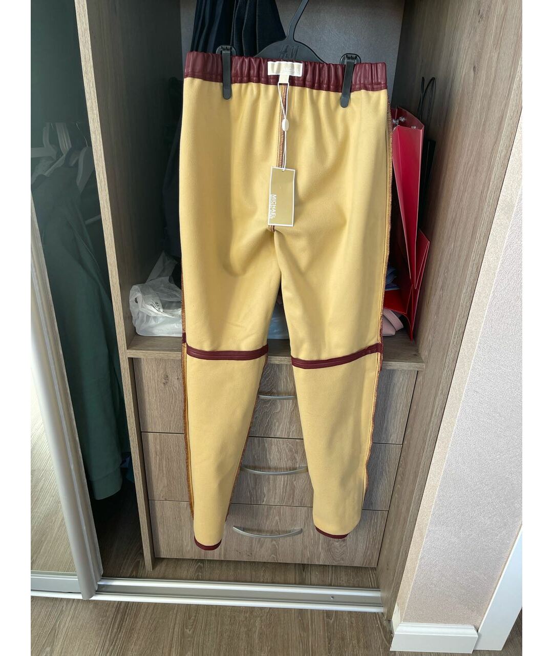 MICHAEL KORS Бордовые полиуретановые брюки узкие, фото 3