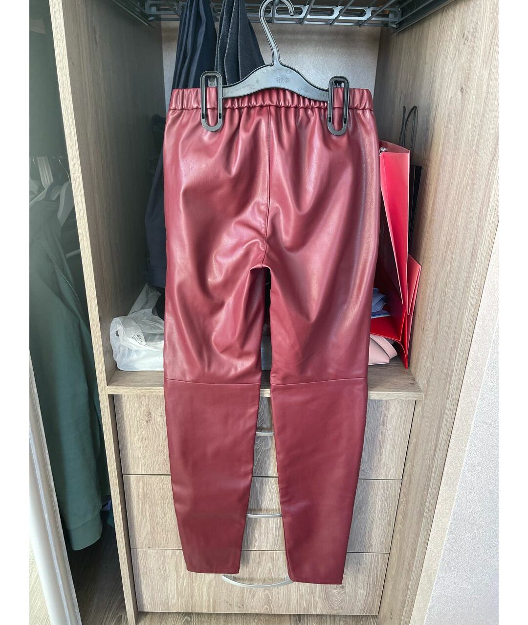 MICHAEL KORS Бордовые полиуретановые брюки узкие, фото 2
