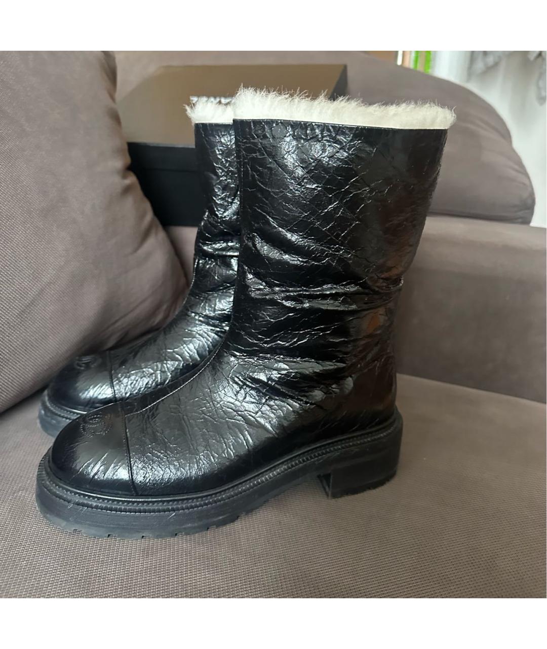 CHANEL Черные полусапоги из лакированной кожи, фото 2