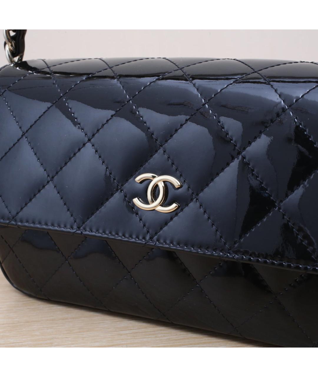 CHANEL Черная сумка через плечо из лакированной кожи, фото 8