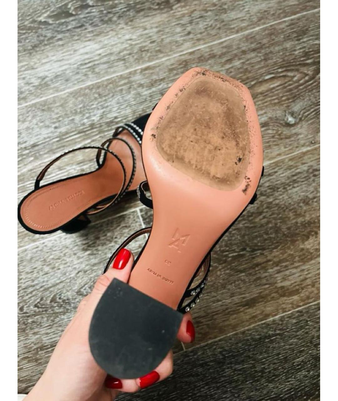 Amina Muaddi Черные замшевые мюли, фото 2