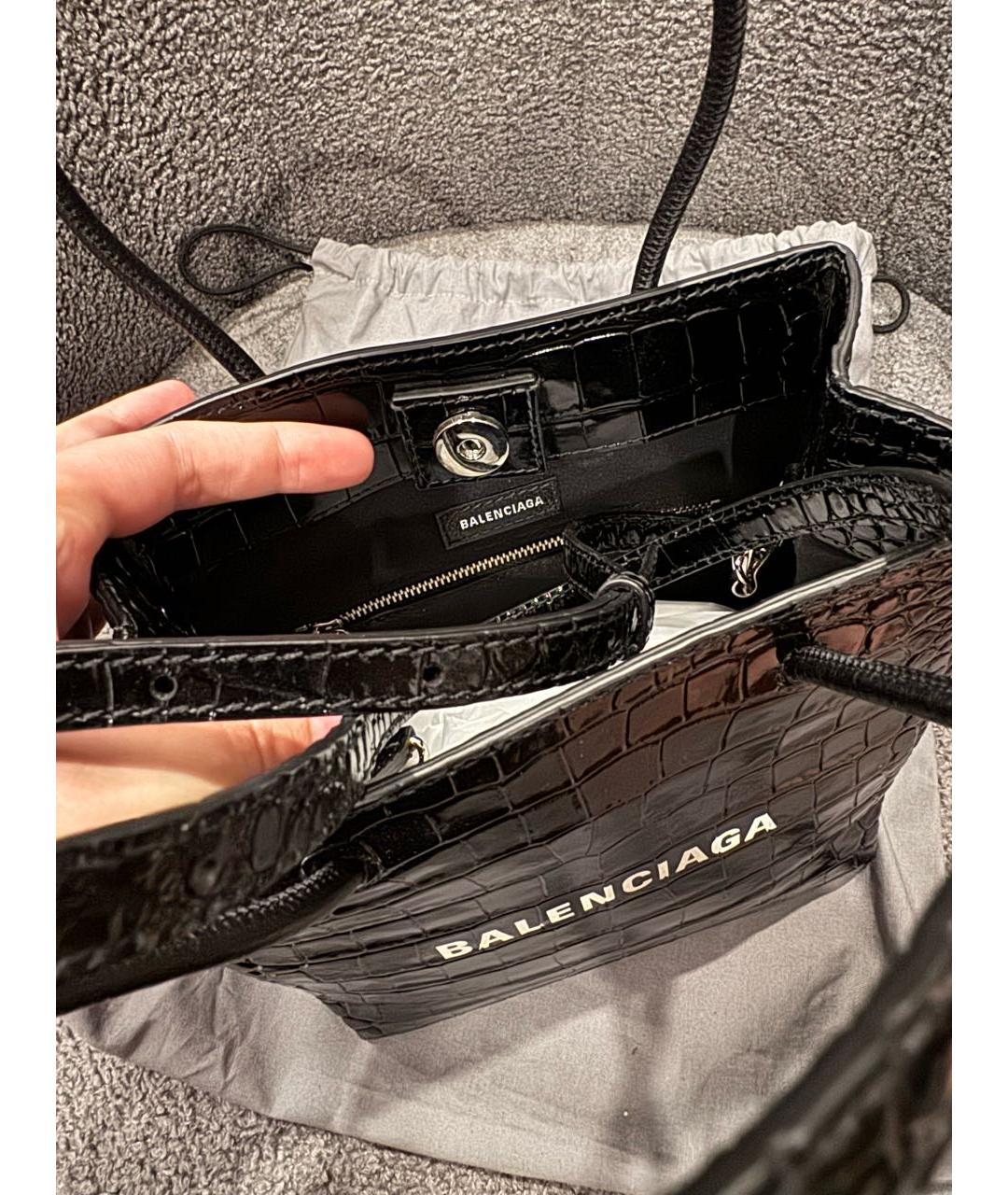 BALENCIAGA Черная сумка через плечо из лакированной кожи, фото 4