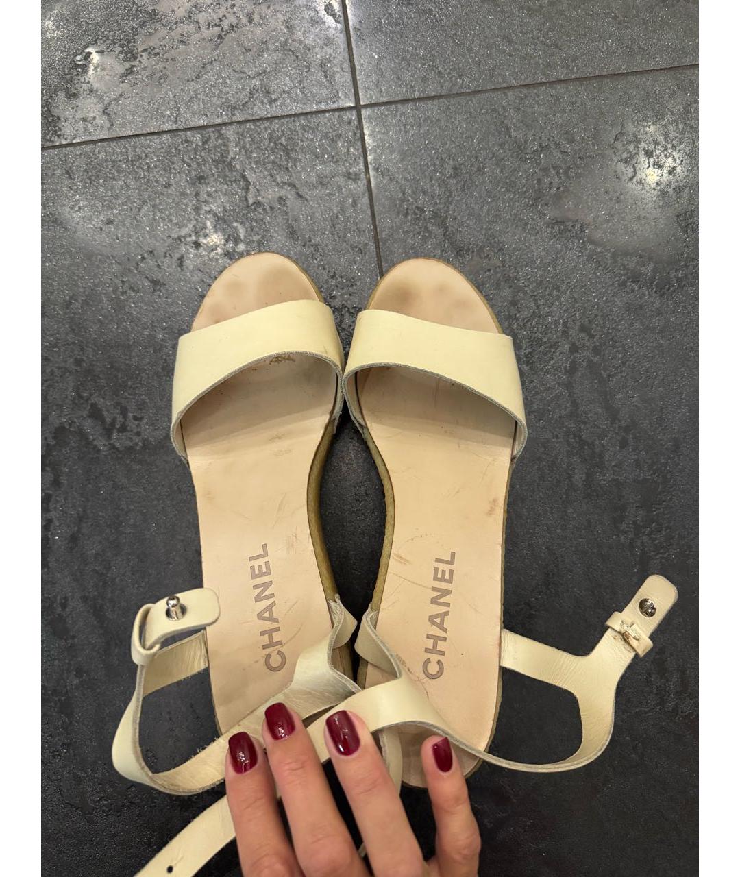 CHANEL Бежевые кожаные босоножки, фото 3