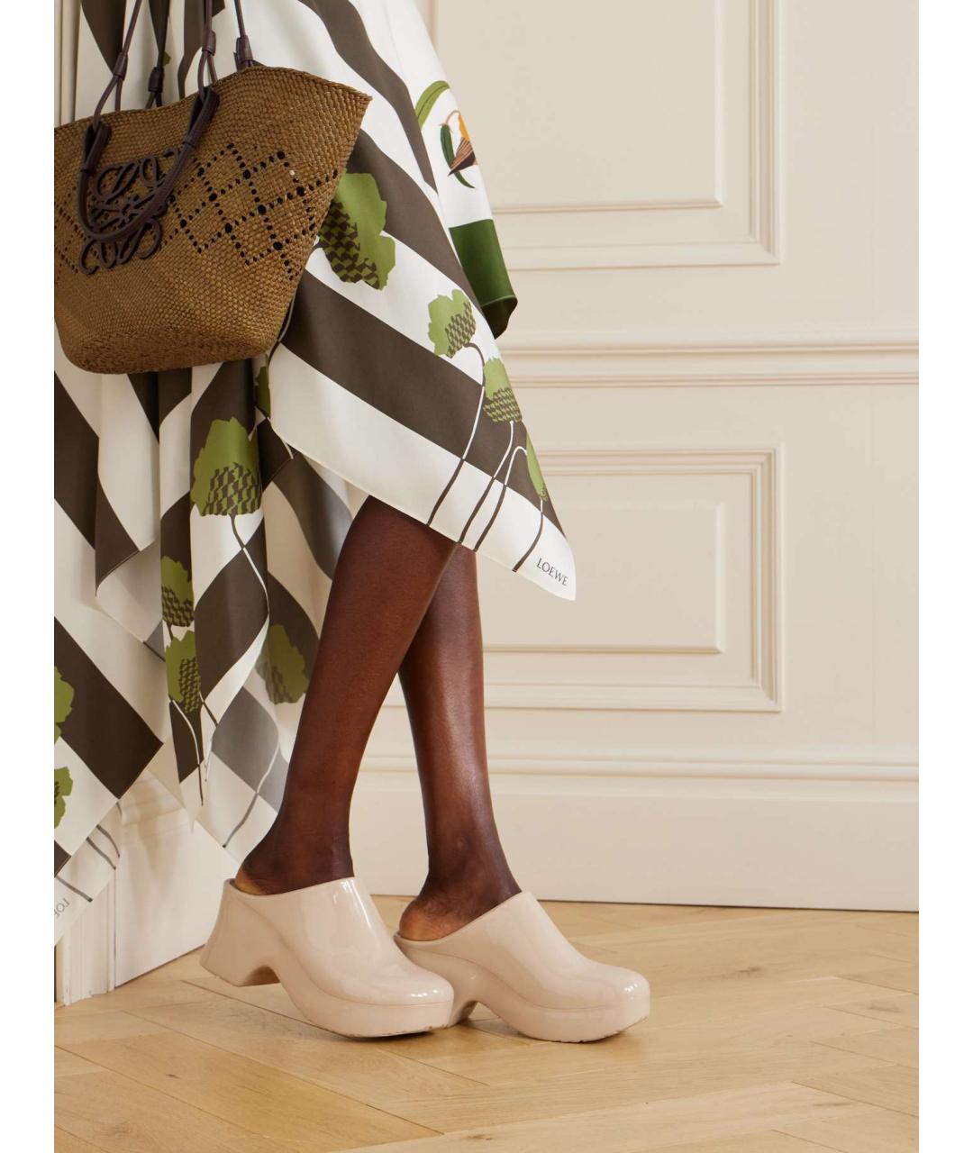 LOEWE Бежевые кожаные сабо, фото 2