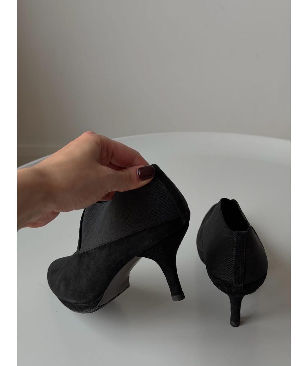 STUART WEITZMAN Черные замшевые ботильоны, фото 4